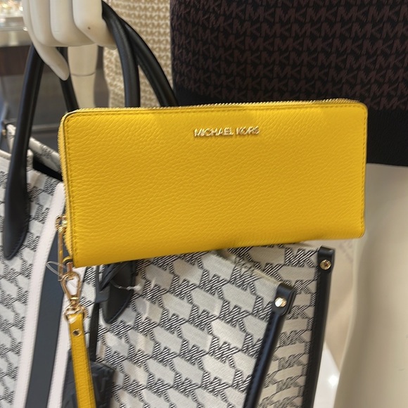 Michael Kors Jet Set Travel Large Travel CONTINENTAL 
BUTTER - Picture 2 of 16